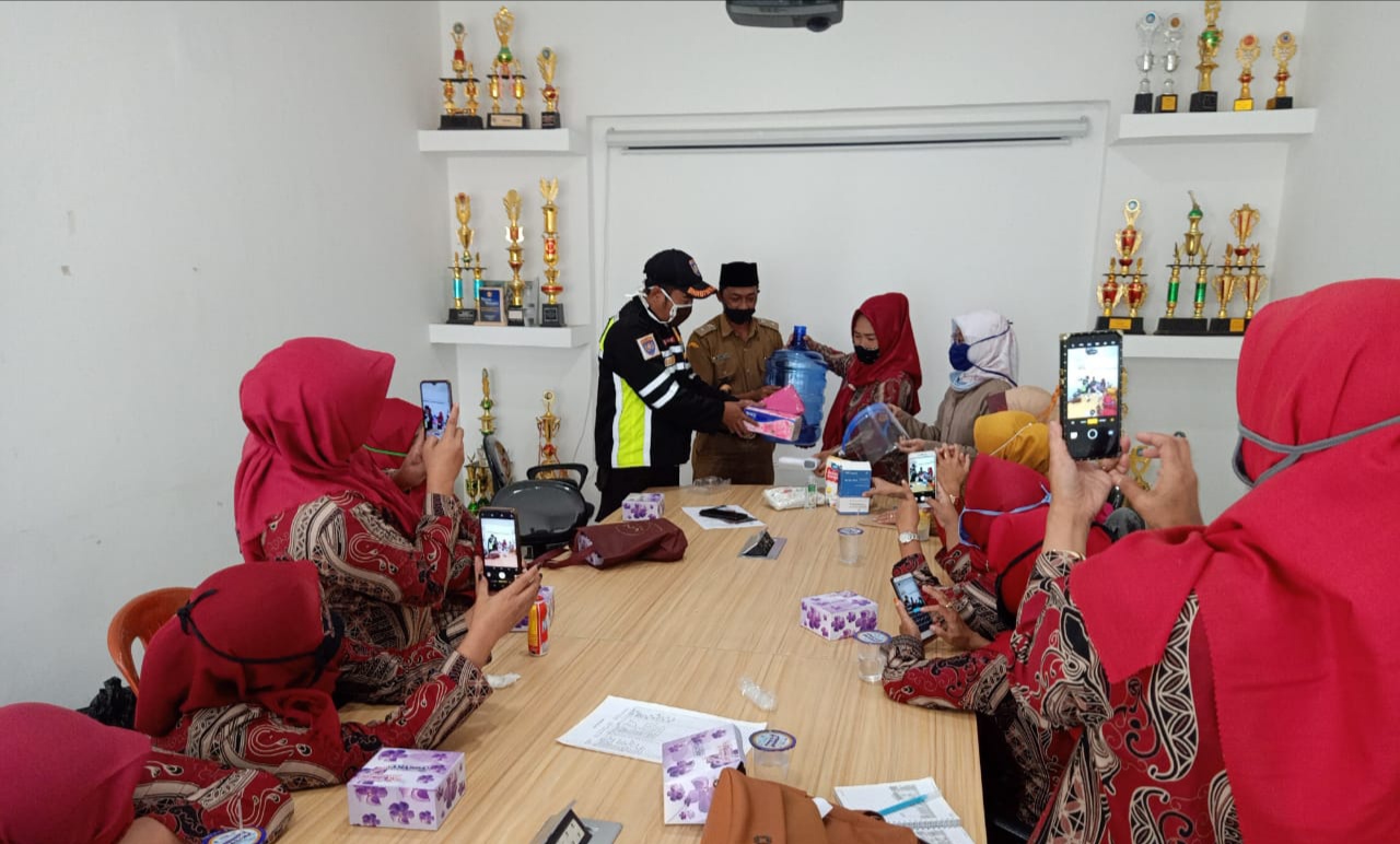 Bhabinkamtibmas Desa Gunung Manik Giat Monitoring Rapat Kader PKK